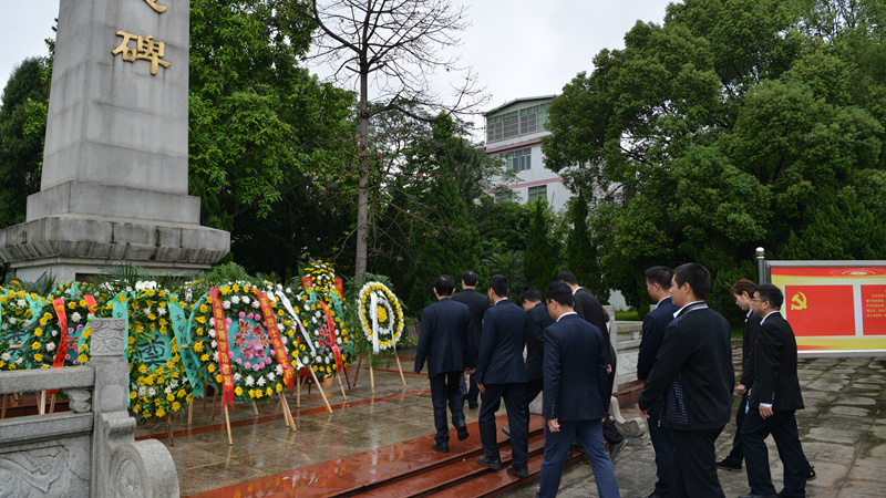 我館到市烈士陵園開(kāi)展清明祭掃革命先烈活動(dòng)