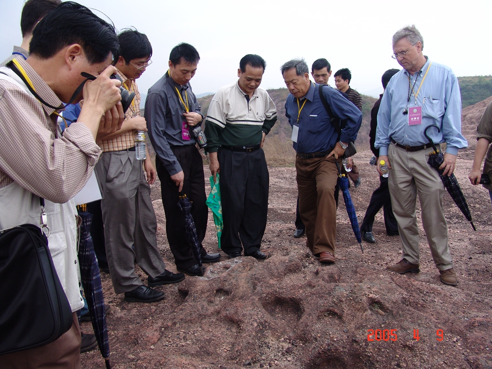 2005年4月9日，董枝明（前排右二）與中外恐龍研究專家在河源恐龍遺跡公園調(diào)研.jpg