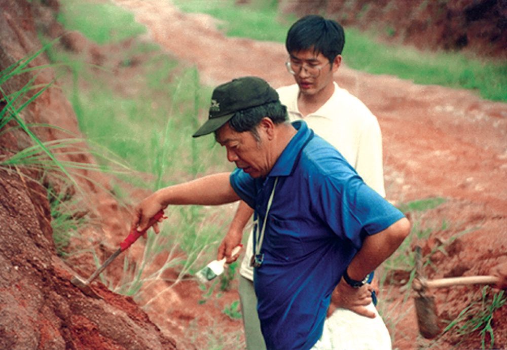 1999年8月，董枝明和學(xué)生呂君昌在河源市區(qū)黃山村恐龍骨骼化石出土點(diǎn)考察.jpg